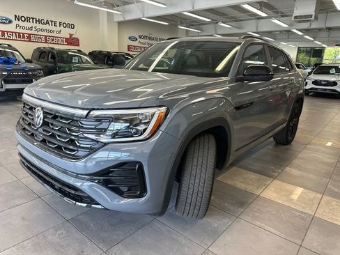 Used 2025 Volkswagen Atlas Cross Sport SEL R-Line AWD/4WD image 16