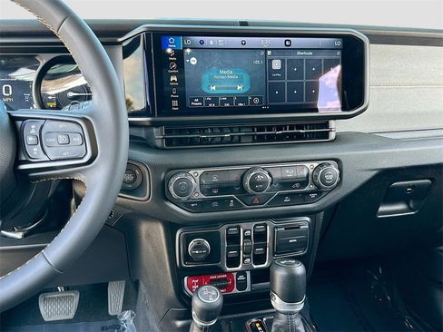 Used 2024 Jeep Wrangler Unlimited image 14