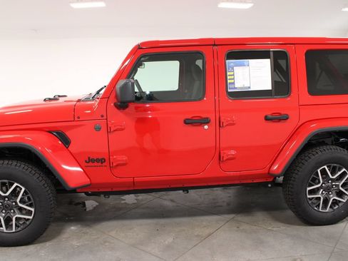 Used 2025 Jeep Wrangler Unlimited Sahara AWD/4WD image 6