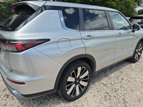 Used 2025 Mitsubishi Outlander SE AWD/4WD image 3
