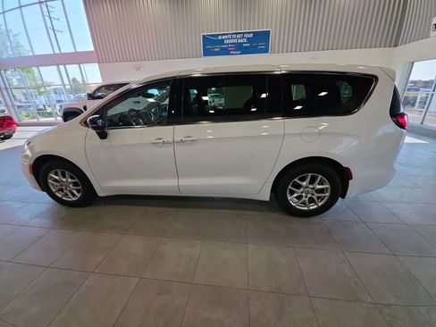 Used 2024 Chrysler Pacifica Touring-L FWD image 12