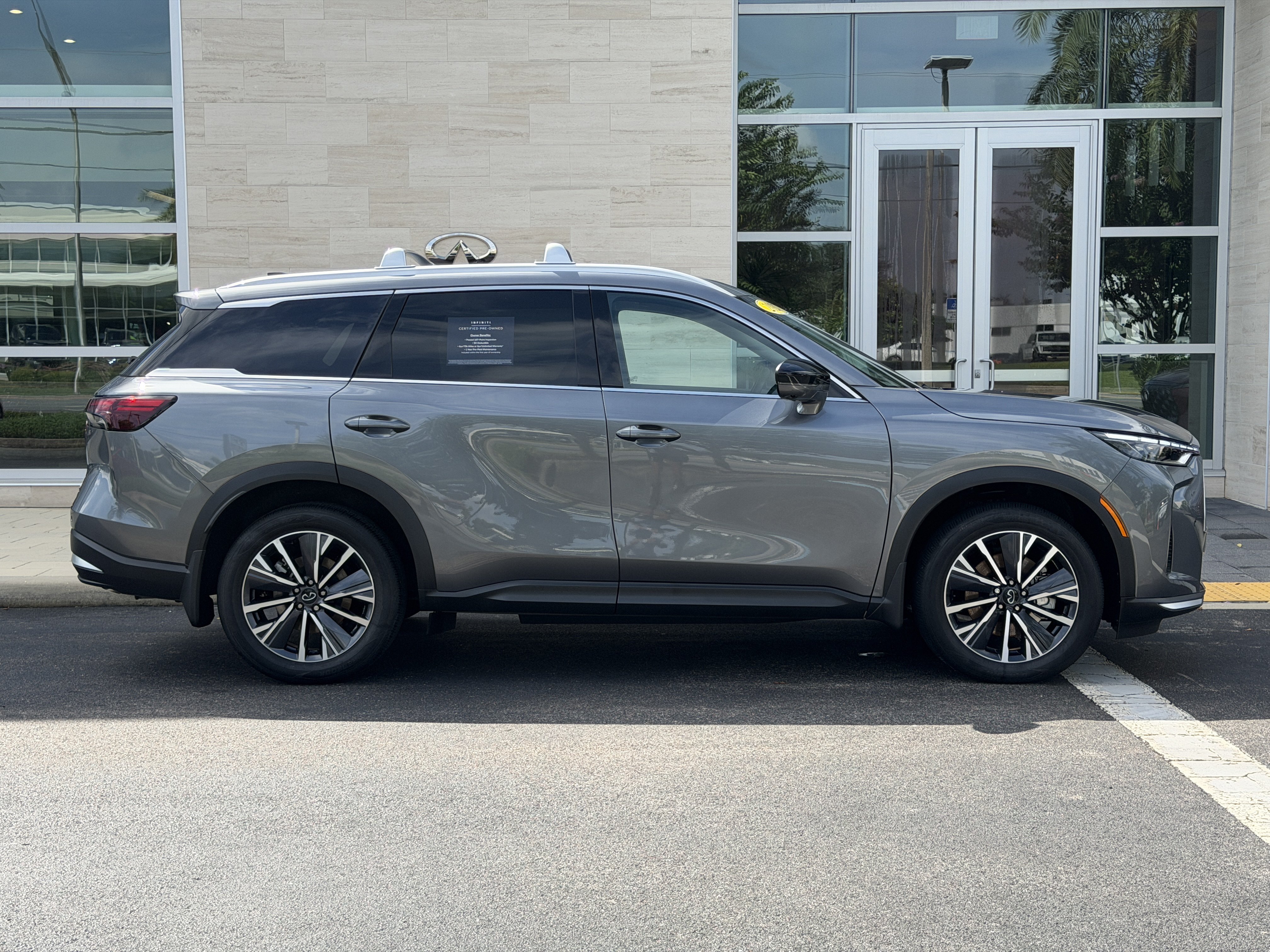 Certified 2027 INFINITI QX60 Luxe w/ Cargo Package FWD image 8