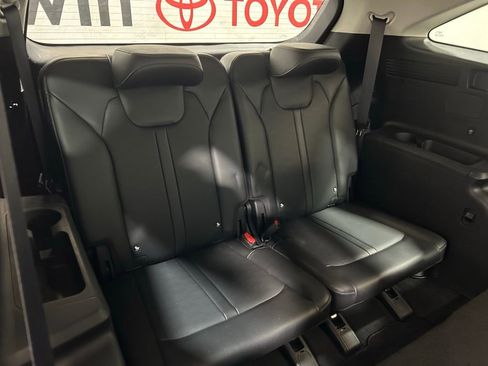 Used 2024 Kia Sorento S image 13