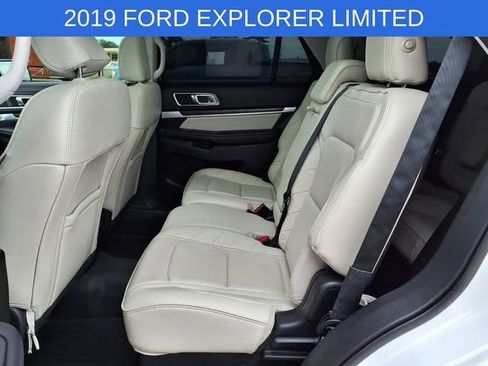 Used 2019 Ford Explorer Limited w/ Limited Luxury Package FWD image 18