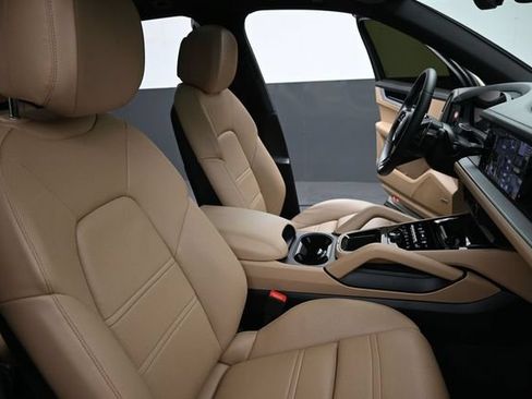 Used 2025 Porsche Cayenne AWD/4WD image 24