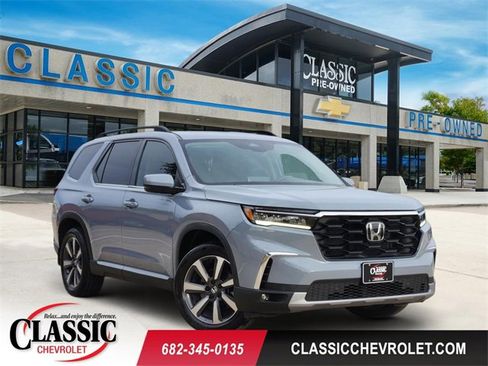 Used 2023 Honda Pilot Touring image 1