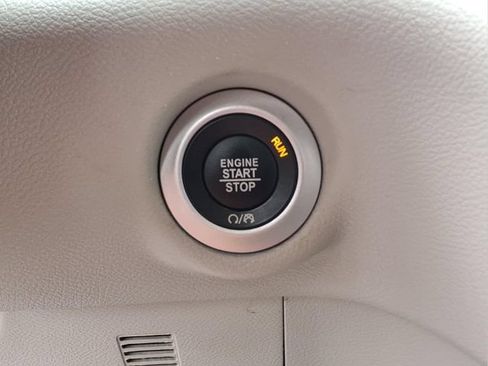 Used 2024 Chrysler Pacifica Touring-L FWD image 10