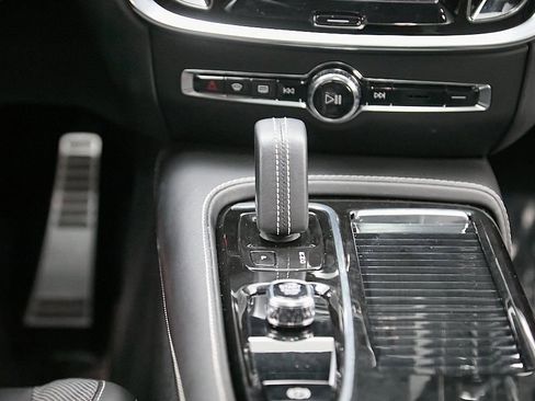 Certified 2022 Volvo S60 T8 R-Design image 29