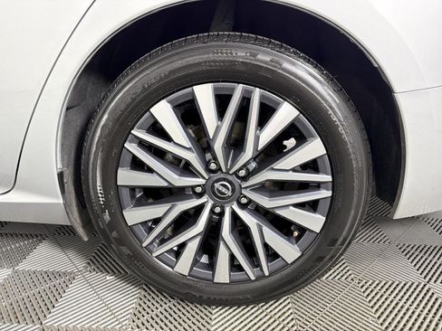 Used 2025 Nissan Altima 2.5 SV FWD image 17