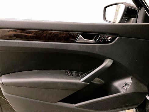 Used 2015 Volkswagen Passat 1.8T SEL Premium FWD image 22