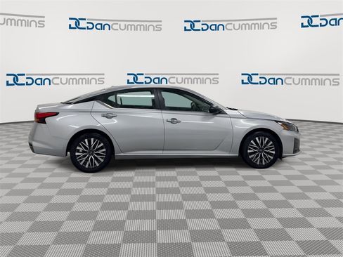 Used 2024 Nissan Altima 2.5 SV image 9