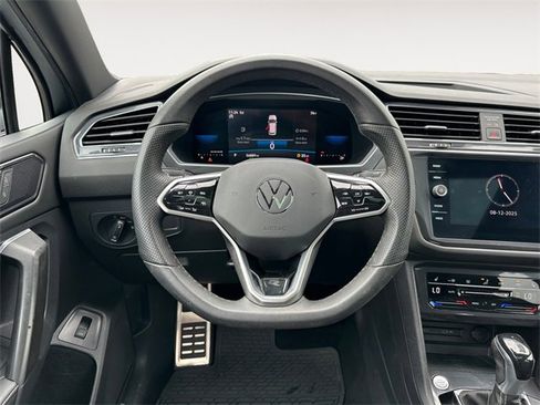 Used 2022 Volkswagen Tiguan SE R-Line image 12