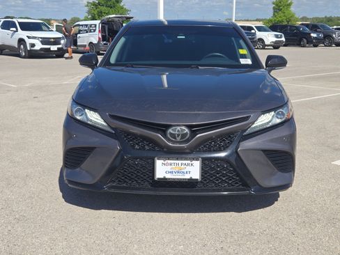 Used 2018 Toyota Camry XSE image 8
