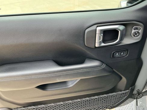 Used 2018 Jeep Wrangler Unlimited Sahara image 12