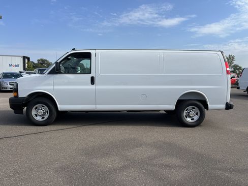 Used 2025 Chevrolet Express 3500 Extended w/ Driver Convenience Package image 2