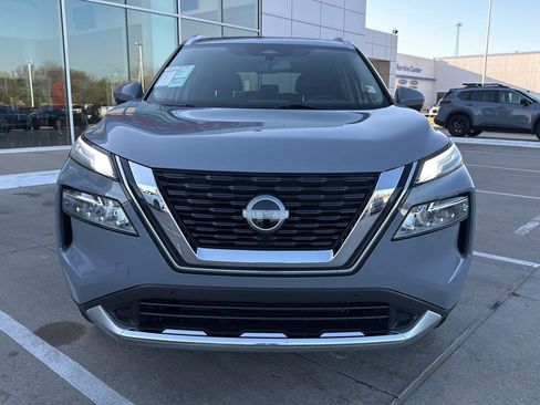 Used 2023 Nissan Rogue Platinum image 3