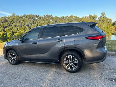 Certified 2023 Toyota Highlander XLE image 3