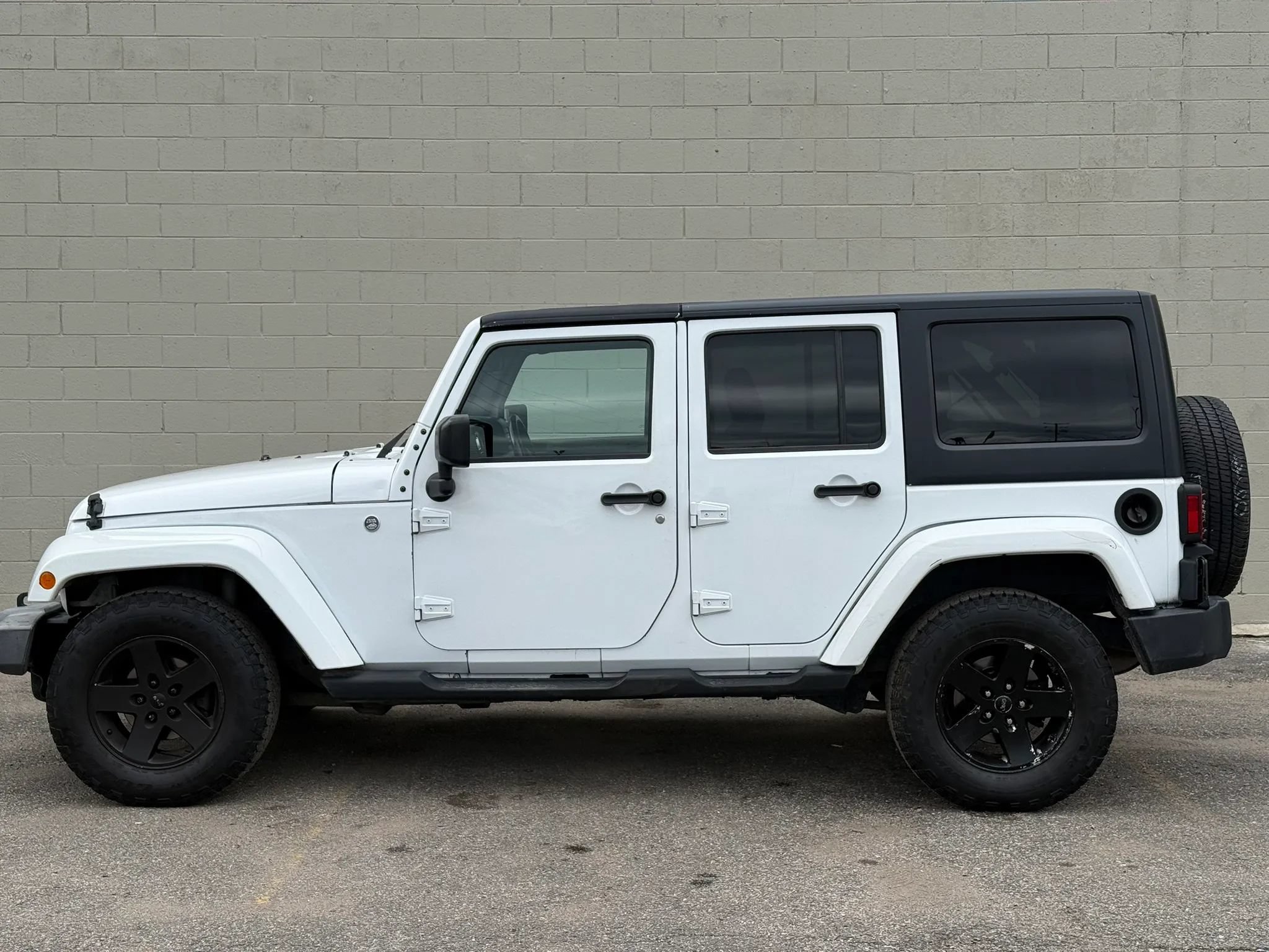 Used 2015 Jeep Wrangler Unlimited Sahara AWD/4WD image 2