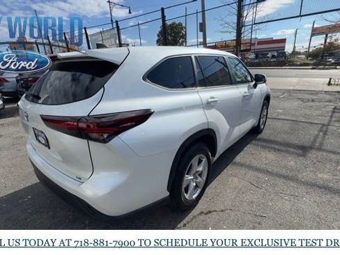 Used 2024 Toyota Highlander LE FWD image 5