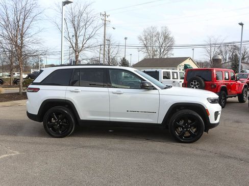 Used 2023 Jeep Grand Cherokee Altitude image 8