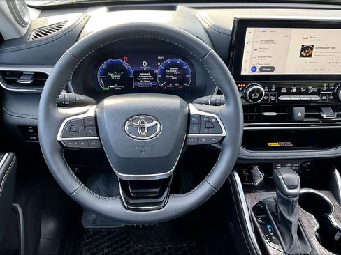 Used 2025 Toyota Highlander Platinum AWD/4WD image 6