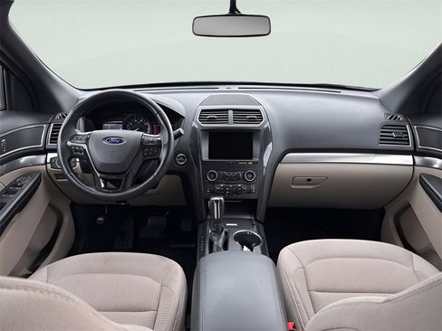 Used 2018 Ford Explorer XLT w/ Equipment Group 201A image 12