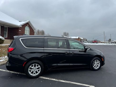 Used 2018 Chrysler Pacifica LX image 11