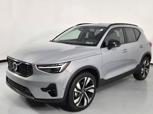 Used 2024 Volvo XC40 B5 Ultimate w/ Climate Package image 3