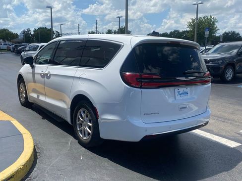 Used 2025 Chrysler Pacifica Select FWD image 7