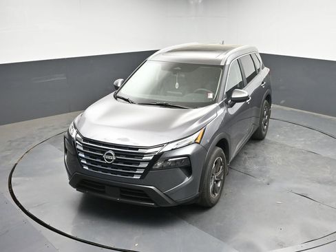 Used 2025 Nissan Rogue SV w/ SV Premium Package image 18