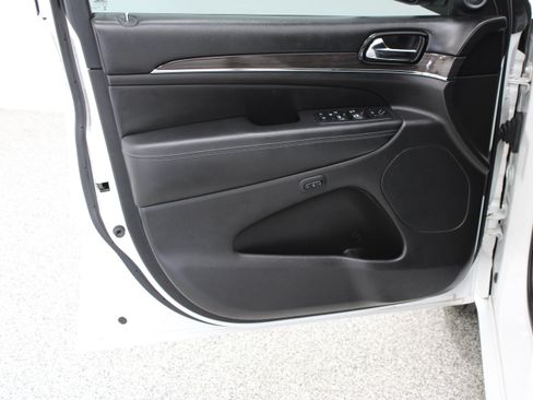 Used 2019 Jeep Grand Cherokee Overland RWD image 12
