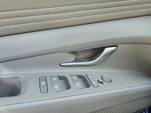 Used 2025 Hyundai Elantra SEL image 18