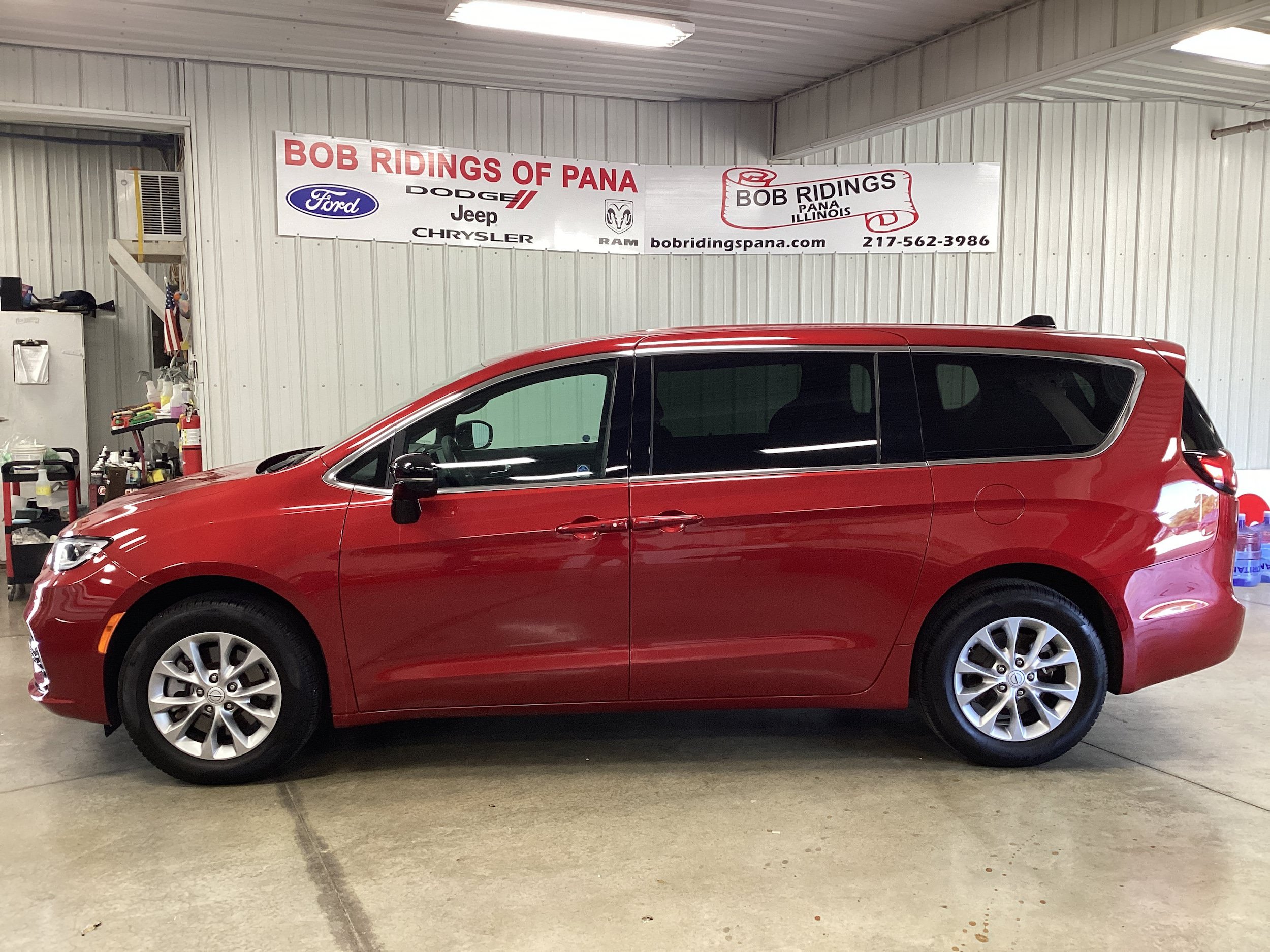 Used 2025 Chrysler Pacifica Select AWD/4WD image 2