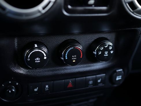 Used 2016 Jeep Wrangler Unlimited Rubicon w/ Connectivity Group image 18