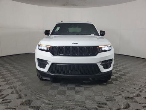 New 2025 Jeep Grand Cherokee Altitude image 9