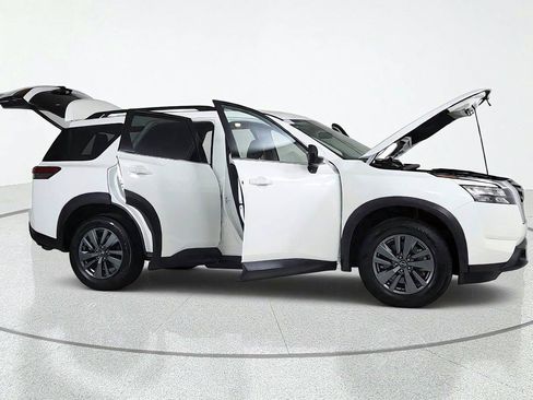 Certified 2025 Nissan Pathfinder SV FWD image 15