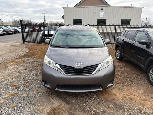 Used 2013 Toyota Sienna LE image 2