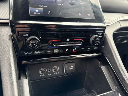 Used 2023 Jeep Grand Cherokee Laredo image 22