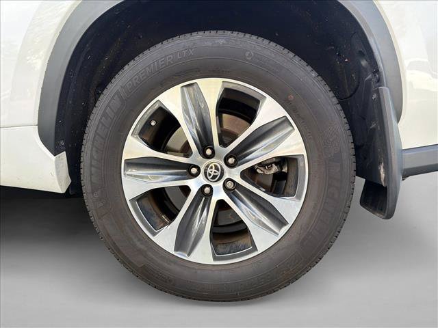 Used 2024 Toyota Highlander XLE AWD/4WD image 9