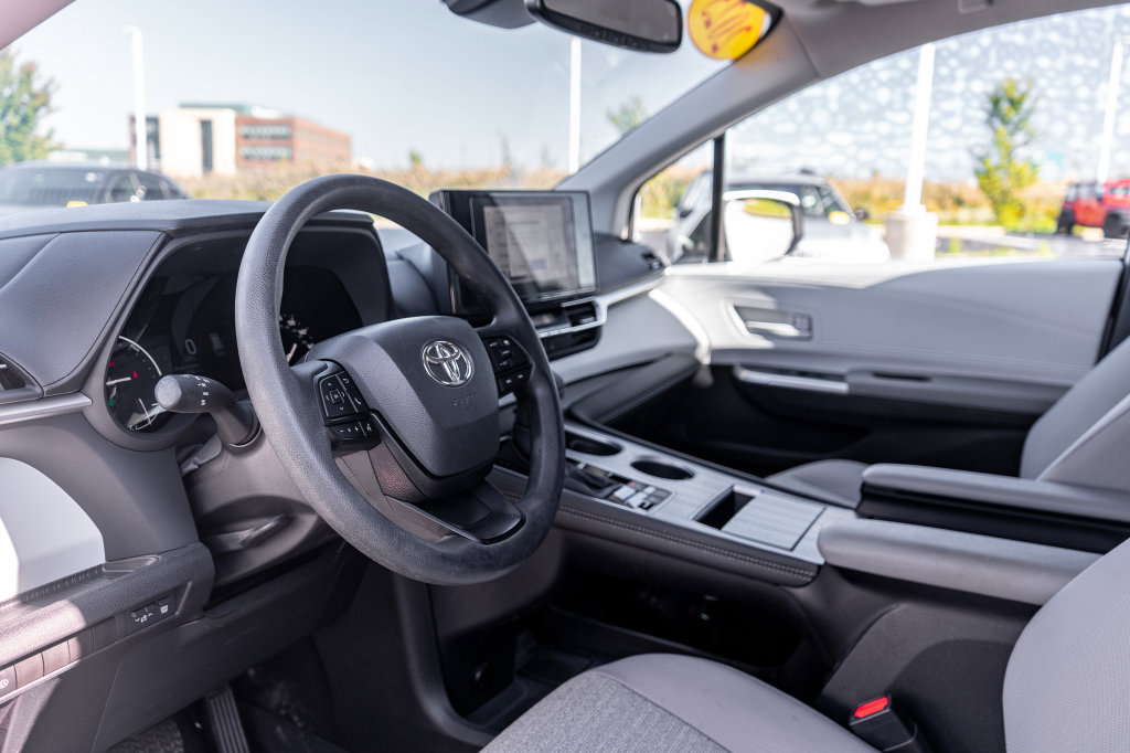 Used 2025 Toyota Sienna LE AWD/4WD image 20