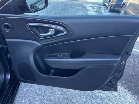 Used 2017 Chrysler 200 Limited Platinum w/ Comfort & Convenience Group image 17