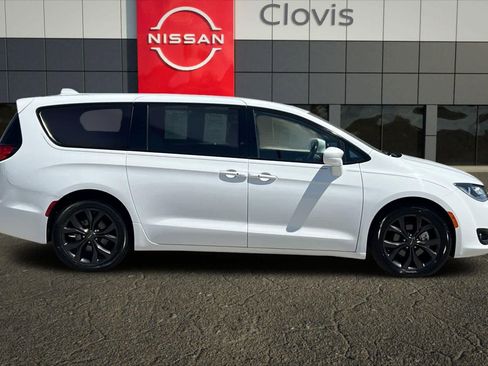 Used 2020 Chrysler Pacifica Touring w/ S Appearance Package FWD image 9