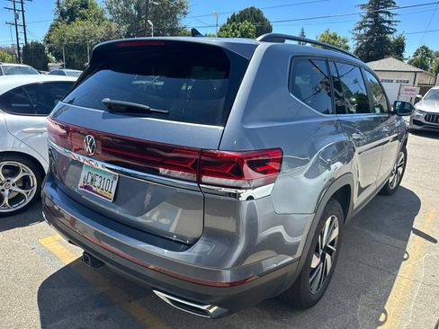 Used 2025 Volkswagen Atlas SE FWD image 4