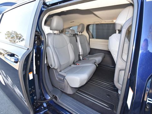 Used 2021 Toyota Sienna XLE FWD image 40
