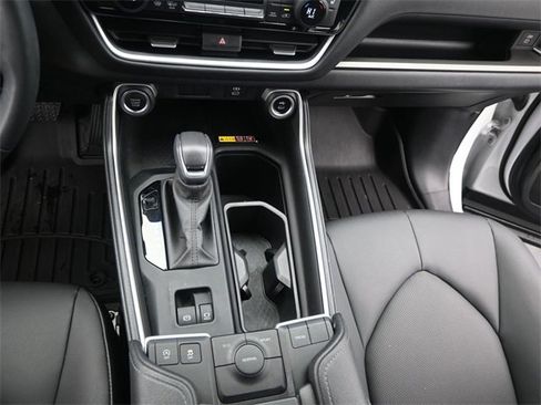 Used 2024 Toyota Grand Highlander XLE image 9