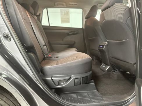 Used 2025 Toyota Highlander LE FWD image 19