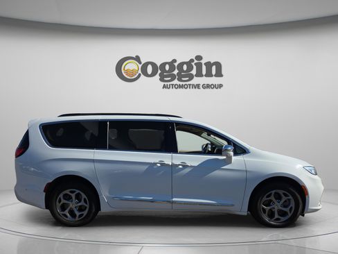 Used 2022 Chrysler Pacifica Limited w/ Uconnect Theater Family Group image 7