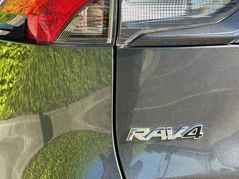 Used 2021 Toyota RAV4 XLE w/ XLE Grade Weather Package image 29