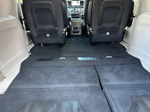 Used 2021 Chrysler Pacifica Touring image 15