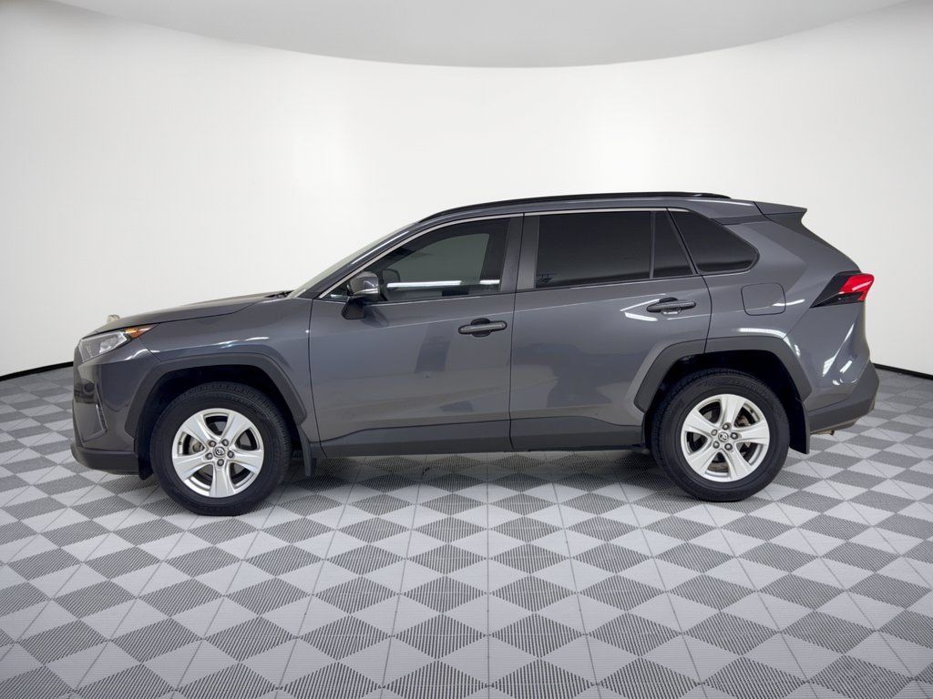 Used 2021 Toyota RAV4 XLE w/ Convenience Package FWD image 2